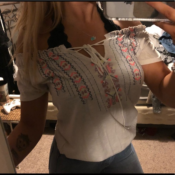 Beautiful embroidered off the shoulder blouse 👚 - Picture 3 of 8